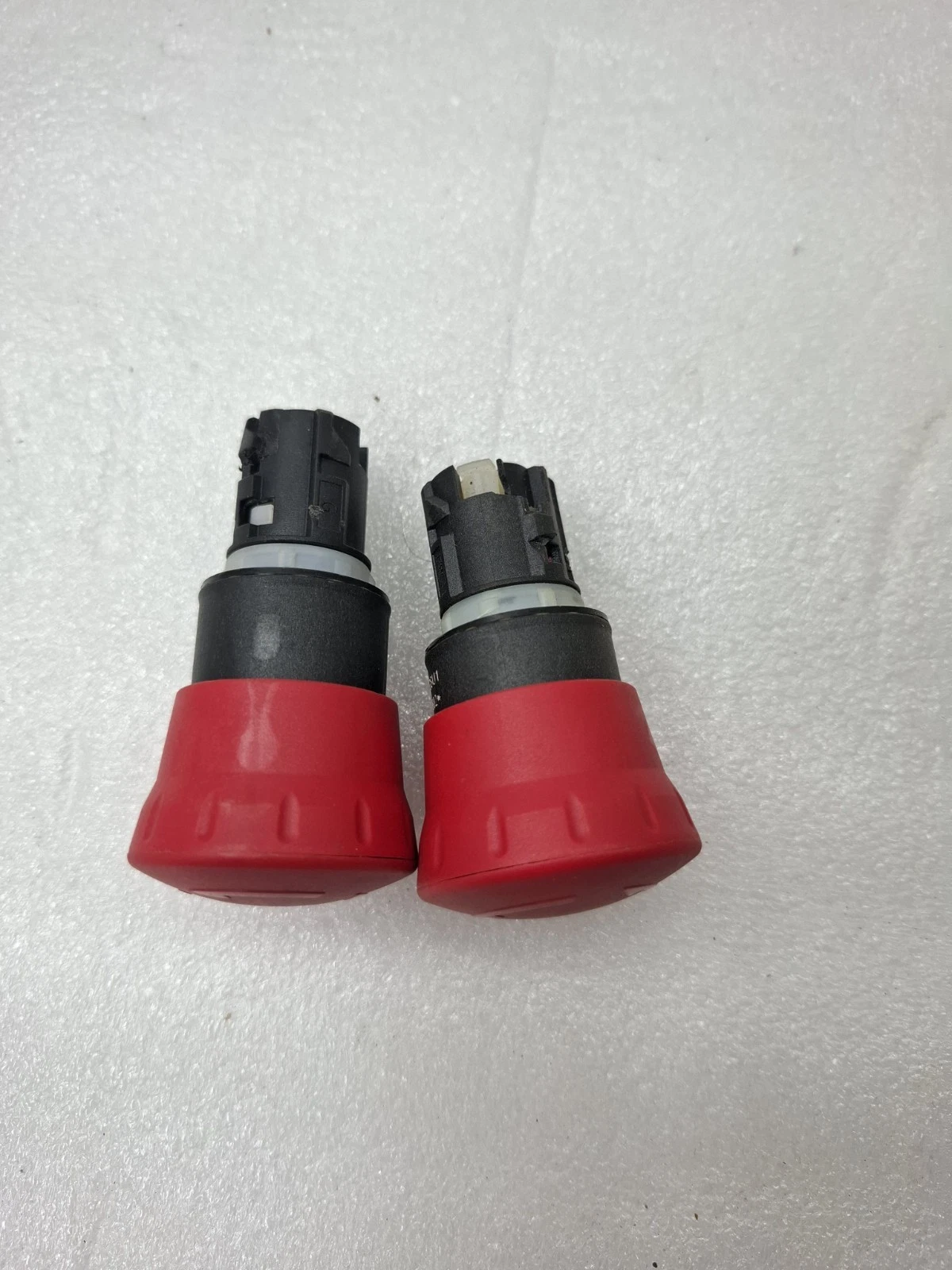 LOT OF 2 PCS SIEMENS 3SU1 G/231127 *E03* EMERGENCY STOP MUSHROOM PRESSURE SWITCH