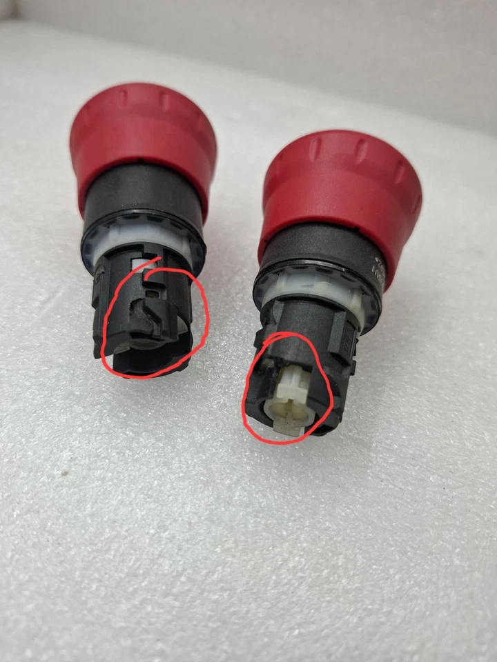 LOT OF 2 PCS SIEMENS 3SU1 G/231127 *E03* EMERGENCY STOP MUSHROOM PRESSURE SWITCH